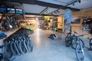 费尔普sport B&B De Veluwezoom的展示着一辆自行车的商店