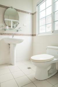 花莲市马略卡天空的白色的浴室设有卫生间和水槽。