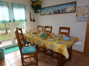 勒沙布勒莱斯金合欢住宿加早餐旅馆的餐桌、椅子和黄色桌布