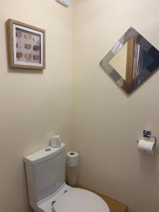 斯特兰拉尔湖景宾馆的白色的浴室设有卫生间和镜子