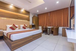 新德里鲁帕马酒店的一间酒店客房 - 带一张床和一间浴室