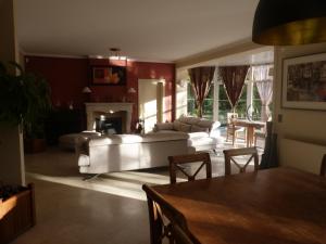 尼韦勒Le Mont Saint Roch , chambre d'hôtes, B&B的客厅配有白色家具和壁炉