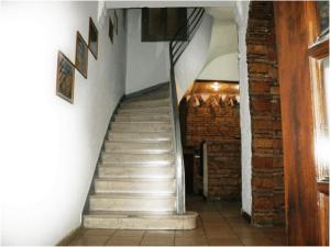 雅典阿尔戈酒店的建筑中白色台阶和砖墙的楼梯