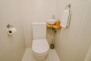 昂蒂布Duplex au coeur du vieil Antibes的浴室配有白色卫生间和盥洗盆。