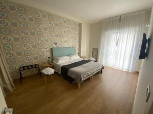 巴里70's Luxury Cavour的一间卧室设有一张床和一面墙