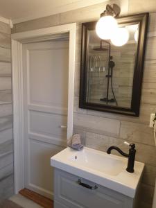 KodalPoeme A SANDEFJORD的浴室设有白色水槽和镜子