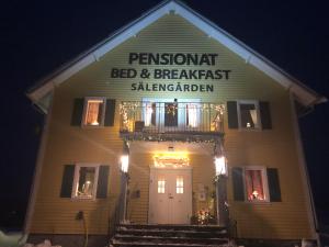 VörderåsSälengården的白色房子前面有标志