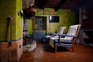 皮耶韦福斯切纳Mulino Francesco Saverio的客厅配有两把椅子和电视