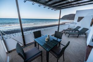 Pozo NegroTito´s Beach House的一个带桌椅的庭院和海滩