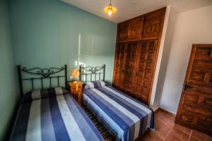 Pozo NegroTito´s Beach House的卧室设有两张床铺和绿色的墙壁