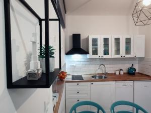 武科瓦尔Goreta032 Apartment的厨房配有白色橱柜和水槽