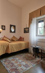 西尔米奥奈Villa Paradiso的一间卧室设有两张床、一张桌子和一个窗口