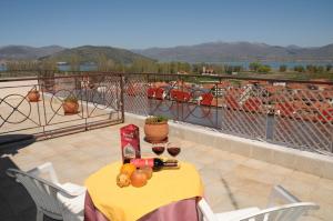 卡斯托里亚迪米特拉旅馆 的阳台上的桌子上摆放着水果和葡萄酒