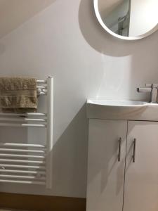 杜伦quiet secluded loft in County Durham的白色的浴室设有水槽和镜子