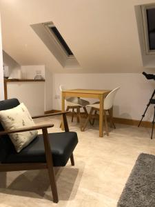 杜伦quiet secluded loft in County Durham的客厅配有桌椅