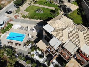 凯法利尼亚岛Katarina Apartments的享有带游泳池的别墅的顶部景致