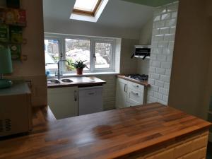 布里真德Mairs Bed and Breakfast.的厨房配有木桌和水槽。