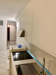 帕尔马[Storico] Ombelico di Parma的厨房配有水槽和台面
