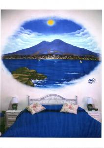 那不勒斯B&B Ruffo Nel cuore di Napoli的一间卧室,画着湖山画