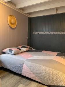 梅尔维尔弗朗瑟维尔普拉格Chalet bord de mer 6 couchages的一间卧室,卧室内配有一张大床