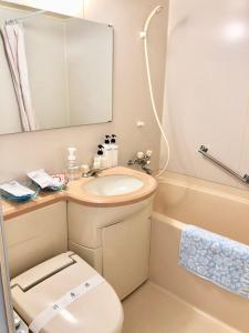 西表岛Hotel Hoshitate Iriomotejima的浴室配有卫生间、盥洗盆和浴缸。