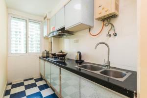 三亚三亚温馨海景公寓的厨房配有水槽和台面