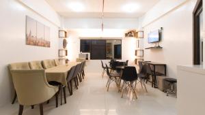 卡加盐德奥罗RedDoorz near Liceo De Cagayan University Highschool的一间带长桌和椅子的用餐室