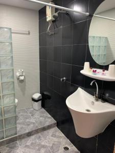 芭东海滩芳科与班南芬旅馆的一间带水槽和镜子的浴室