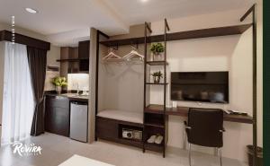 杜马格特Rovira Suites的一间带书桌的厨房和一台电视。