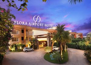 尼杜巴塞莱Flora Airport Hotel and Convention Centre Kochi的带有登机牌的酒店