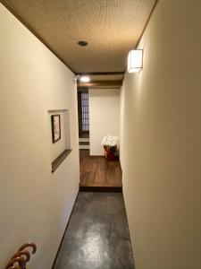 高山Private House HidaTakayama的拥有白色墙壁和天花板的走廊