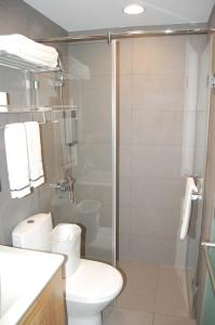 台北约克设计旅店的一间带卫生间和玻璃淋浴间的浴室