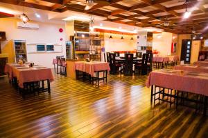 波尔多·格尼拉The Mang-Yan Grand Hotel powered by Cocotel的一间带桌椅的餐厅和一间用餐室