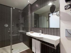 马德里奥克斯斐瑞拉酒店的一间带水槽、淋浴和镜子的浴室