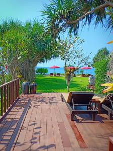 高兰班泰兰塔度假别墅的一个带桌子和长椅的庭院和大海