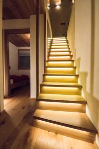 奇萨瓦玛兰科b&bTerre Aromatiche的黄色台阶房子的楼梯