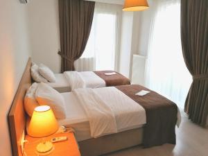 图兹拉图兹拉山套房酒店的酒店客房设有两张床和一张带台灯的桌子。