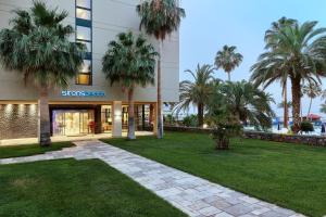 玛利亚海笛海滩村庄酒店的一座棕榈树建筑