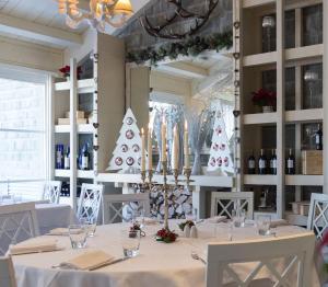 阿贝托内瓦尔狄鲁瑟温泉假日酒店的用餐室配有带圣诞树的桌子