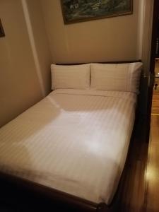 纳文Mullaghbeag Lodge的一张带白色床单和枕头的床
