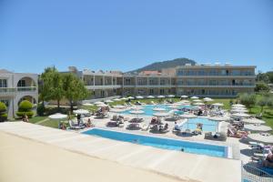 克雷马斯蒂翡翠酒店的享有度假村游泳池的景致。