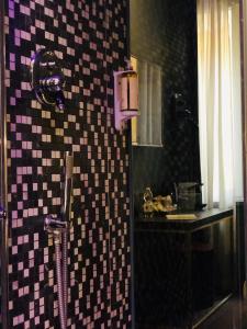 罗马圣B精品STB酒店的带淋浴和盥洗盆的浴室