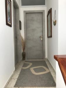 甘亚夫内הבית בגן的走廊上有一扇门,地毯上挂着字母b