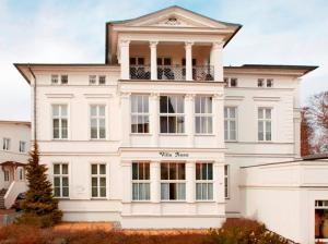 赛巴特班森Villa Anna Wohnung Bernstein的带阳台的大型白色房屋