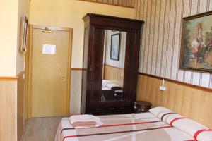 巴塞罗那Pensión Villanueva的一间卧室配有一张床和一面大镜子