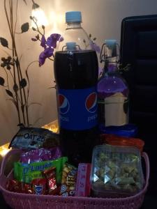 怡保Idham Homestay的包括一瓶百事可乐和一些小吃的篮子
