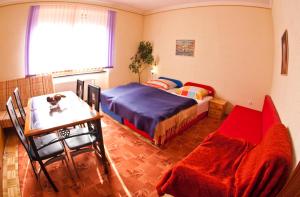 马里博尔皮卡坡伦卡旅馆的卧室配有1张床、1张桌子和1把椅子