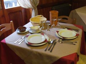 格雷索拉特里尼泰丽斯欧克酒店的桌子上带盘子和餐具的桌子