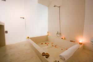拉巴特利亚德艾尔马蒂酒店的白色的浴室设有带淋浴的浴缸。