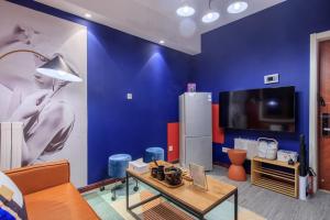 天津【路客】【阿郎】天津站丨海河丨津湾广场的客厅设有蓝色的墙壁和电视。